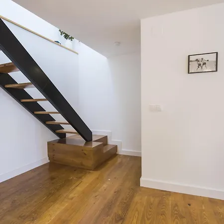 Bright Duplex With Private Terrace In Alcântara
