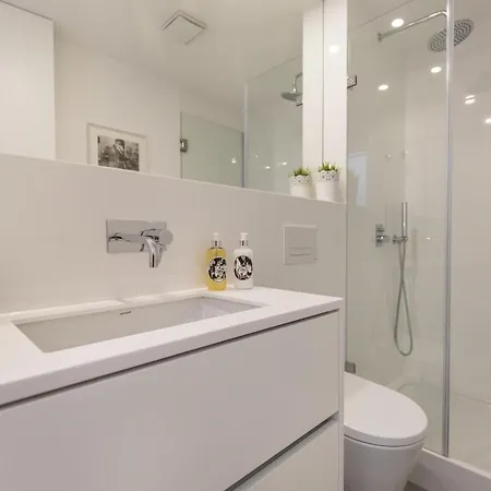 Bright Duplex With Private Terrace In Alcântara