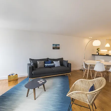 Bright Duplex With Private Terrace In Alcantara Lizbona