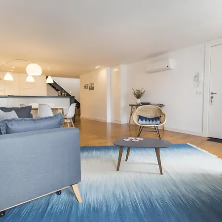 דירה Lovely Duplex With Balcony