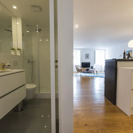 Lovely Duplex With Balcony דירה ליסבון