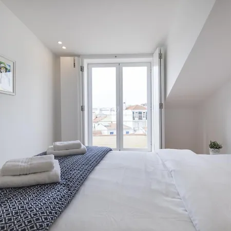 Bright Duplex With Private Terrace In Alcantara Lizbona