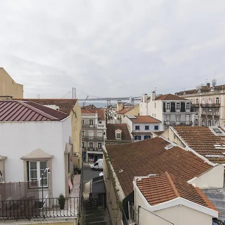 Bright Duplex With Private Terrace In Alcantara Lizbona