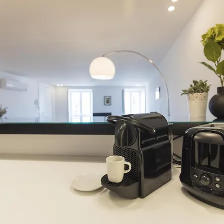 Lovely Duplex With Balcony * リスボン