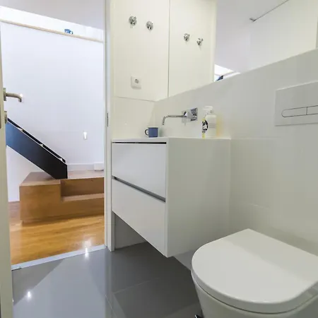 דירה Lovely Duplex With Balcony