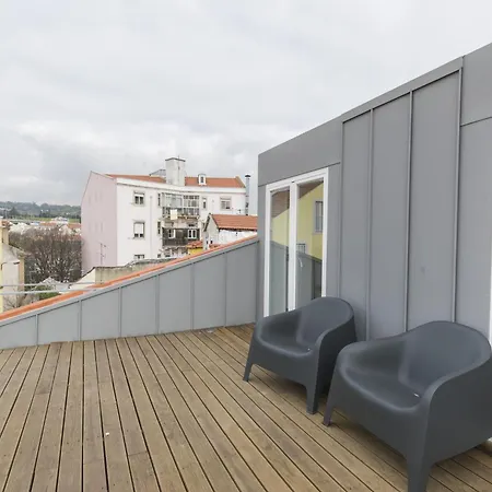 アパート Lovely Duplex With Balcony リスボン